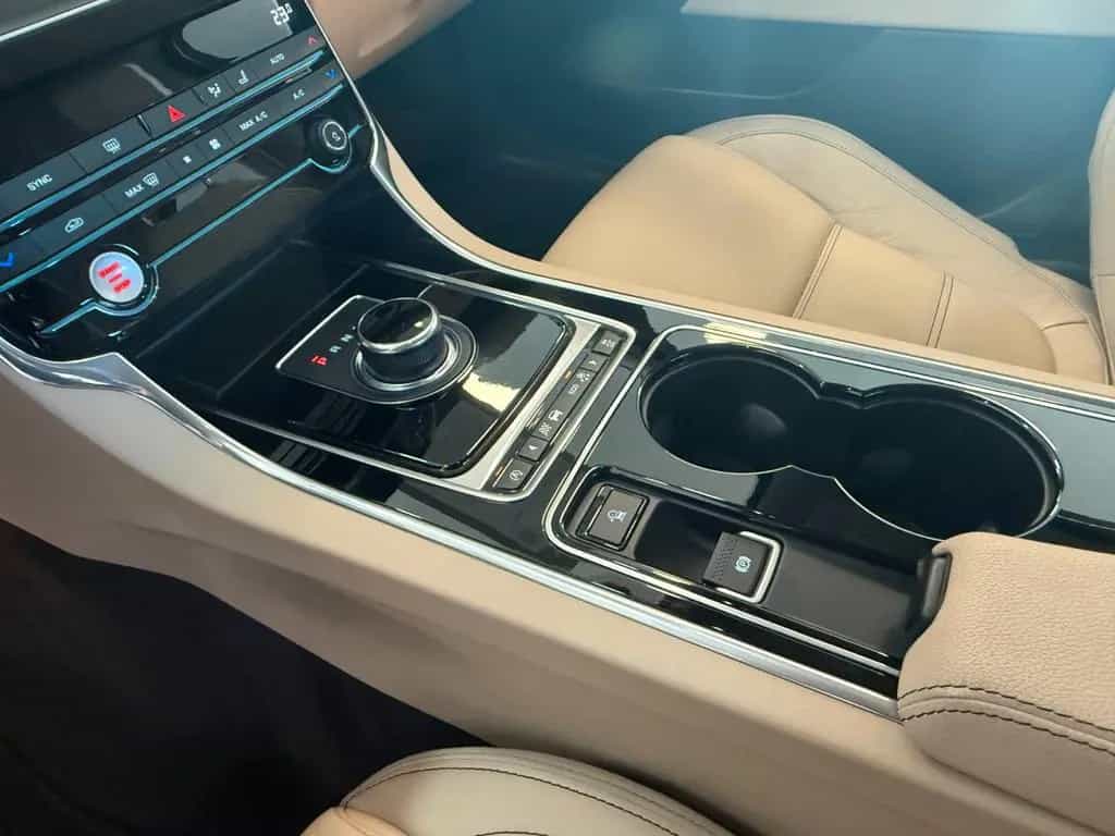 Jaguar XE 20t*1.HAND*S.HEFT*V-LEDER* 10/2016-photo-6