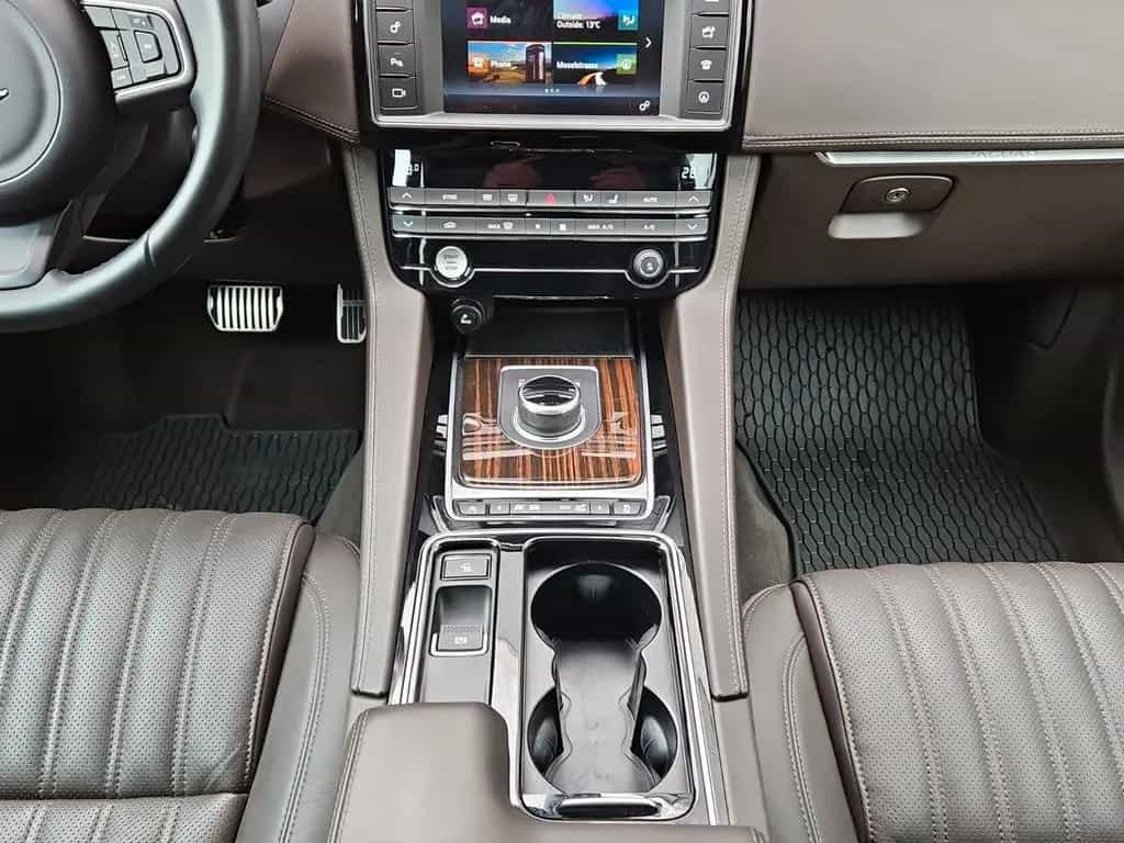 Jaguar F-Pace 30d Portfolio AWD Panorama/Cam/Navi 10/2016-photo-12