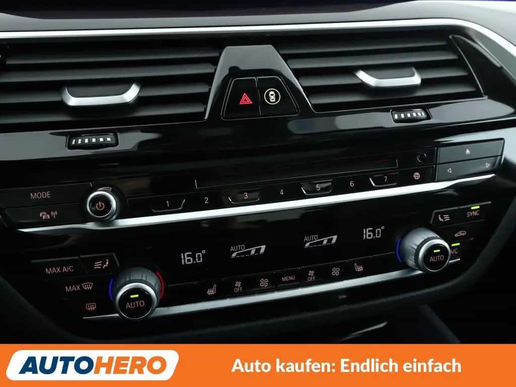 BMW 5 Series 520i Sport Line Aut.*NAVI*LED*TEMPO*CAM*PDC*SHZ* 09/2018-photo-22