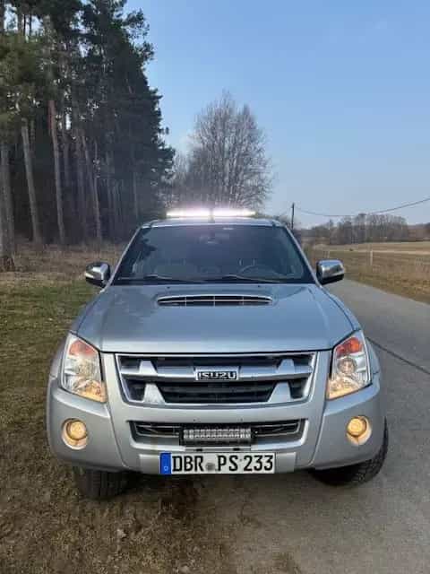 Isuzu D-Max 02/2011-photo-1