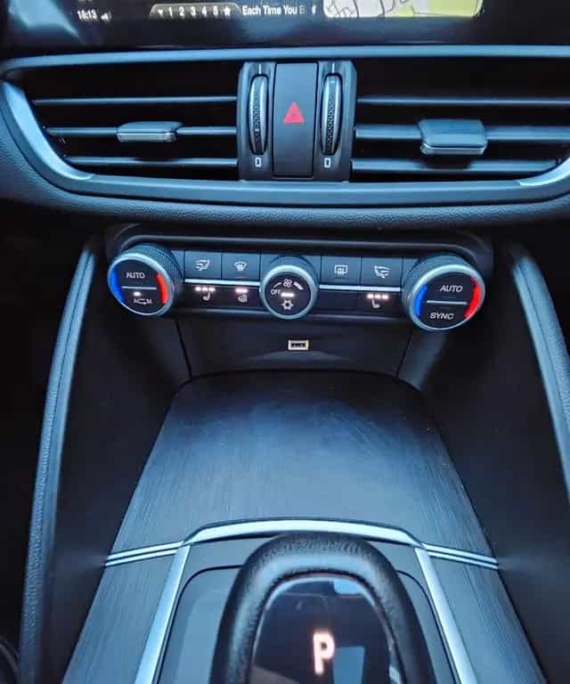 Alfa Romeo Giulia Super PANO LEDER NAVI VOLL SHEFT TOP GEPF 12/2017-photo-36