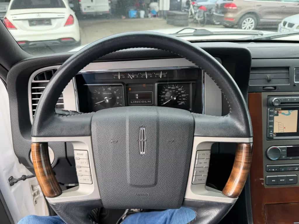 Lincoln Navigator Stretch Limo 14 Personen 01/2012-photo-21