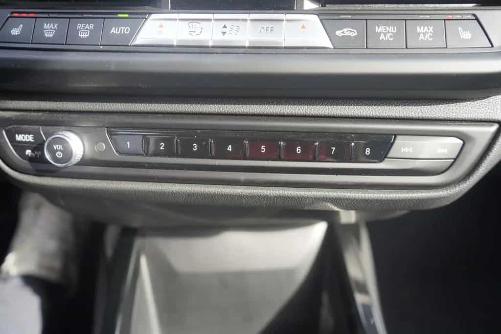 BMW 118 i Advantage LED Navi Sitzheizung Tempomat DAB 08/2022-photo-15