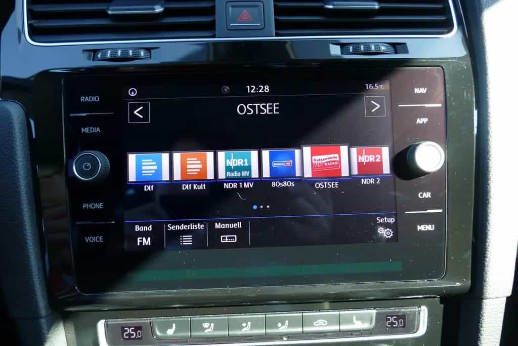 Volkswagen Golf VII 1.5 TSI Sound LED Navi AHK Sitzheizung 11/2017-photo-16