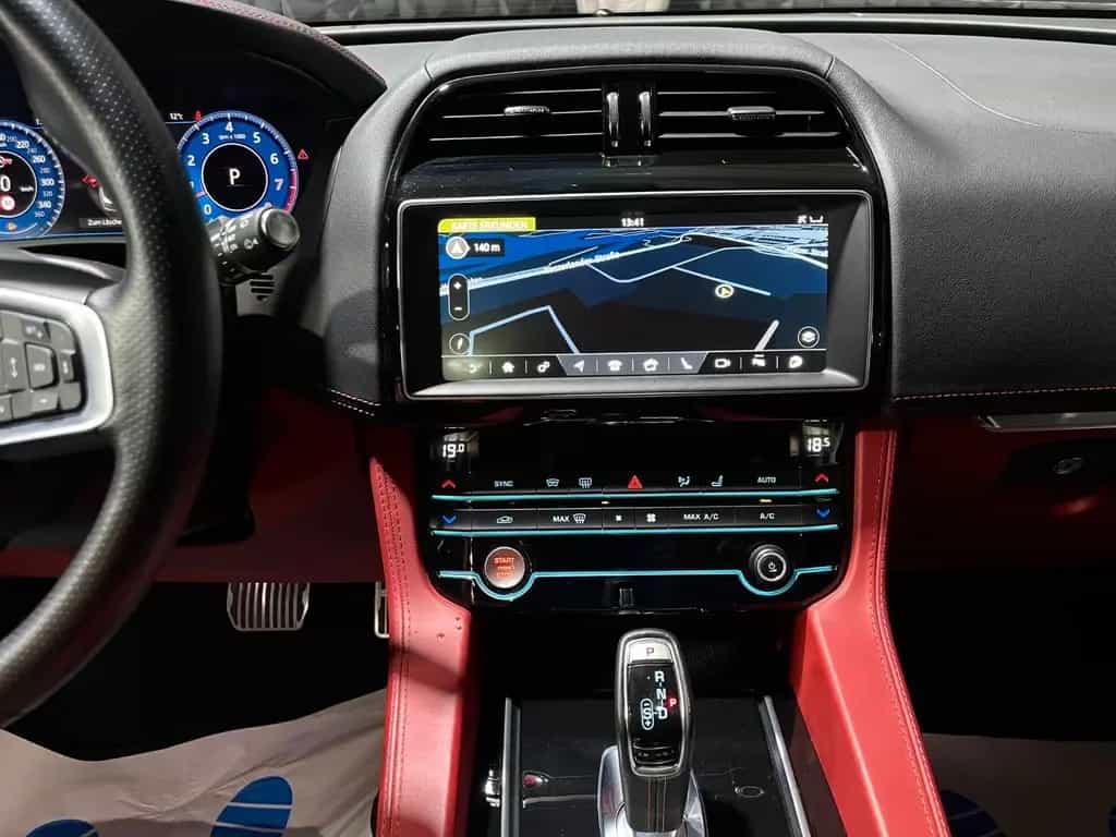 Jaguar F-Pace F-PACE SVR AWD, LED, AHK, 22 Zoll 08/2019-photo-17
