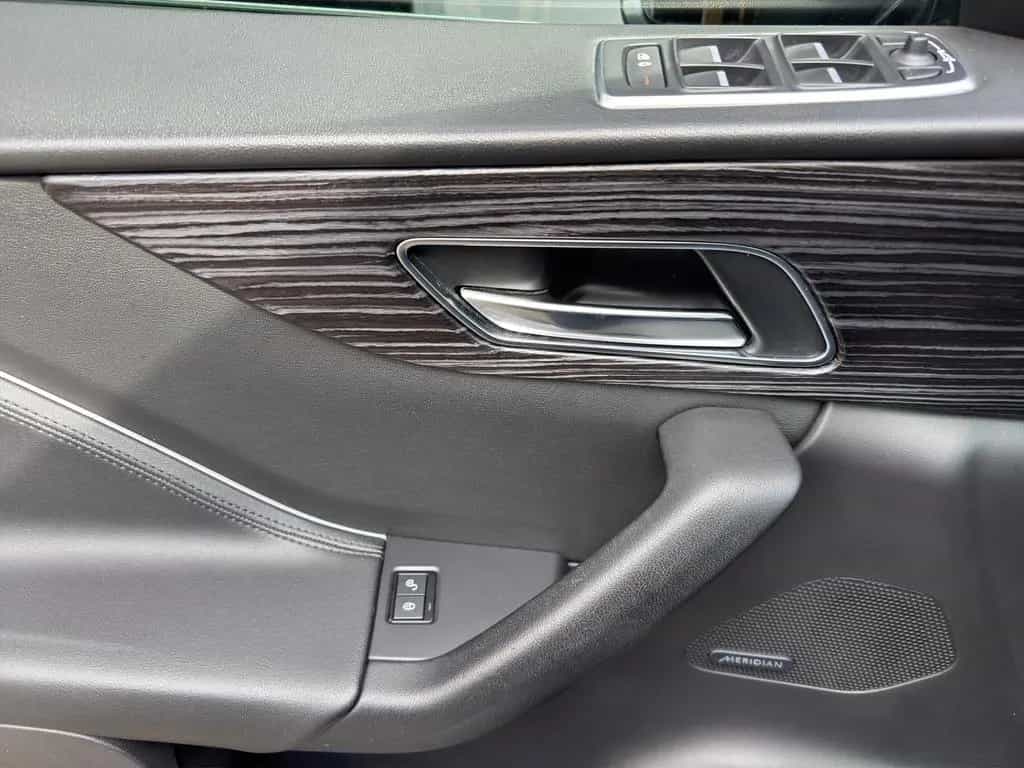 Jaguar F-Pace 30d AWD Portfolio Automatik*Panorama*LED 07/2017-photo-11