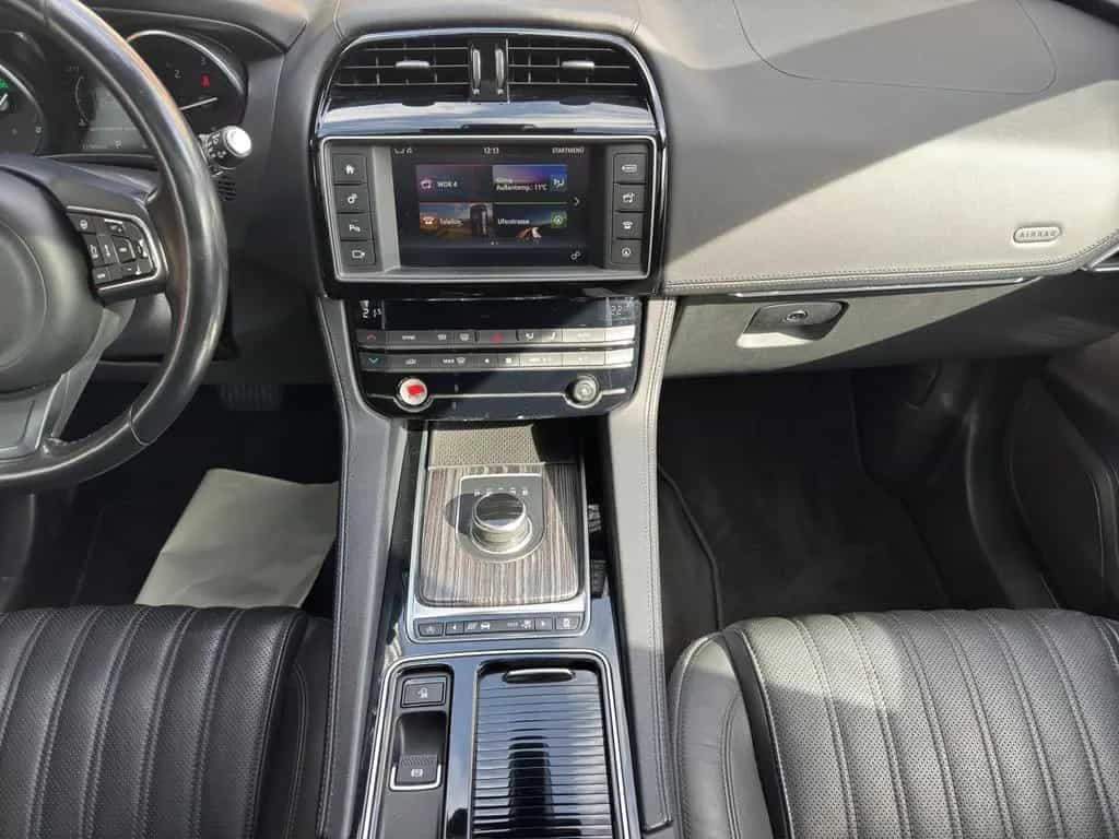 Jaguar F-Pace 30d AWD Portfolio Automatik*Panorama*LED 07/2017-photo-13