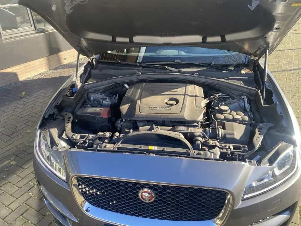 Jaguar F-Pace 20d AWD Portfolio Automatik Portfolio 07/2018-photo-2