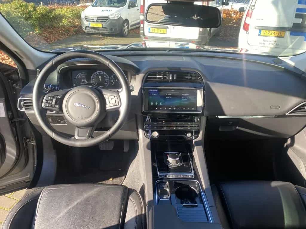 Jaguar F-Pace 20d AWD Portfolio Automatik Portfolio 07/2018-photo-4