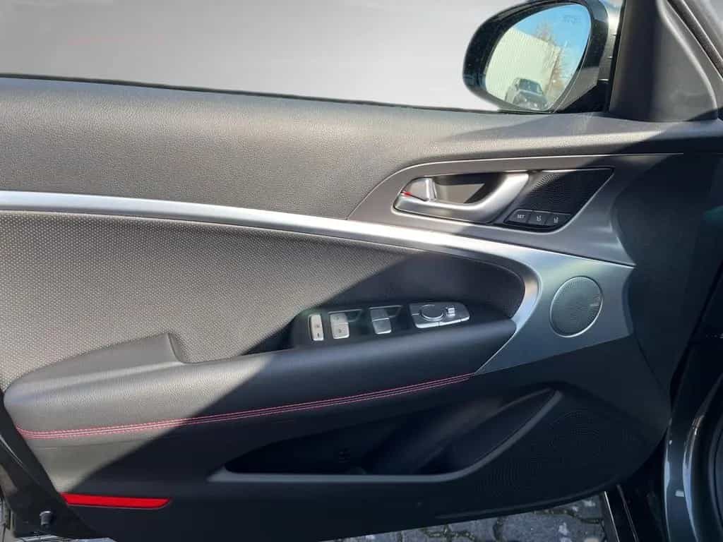 Genesis G70 2.0 T Plus Sport AWD HUD Sitzklima Kamera 08/2024-photo-12