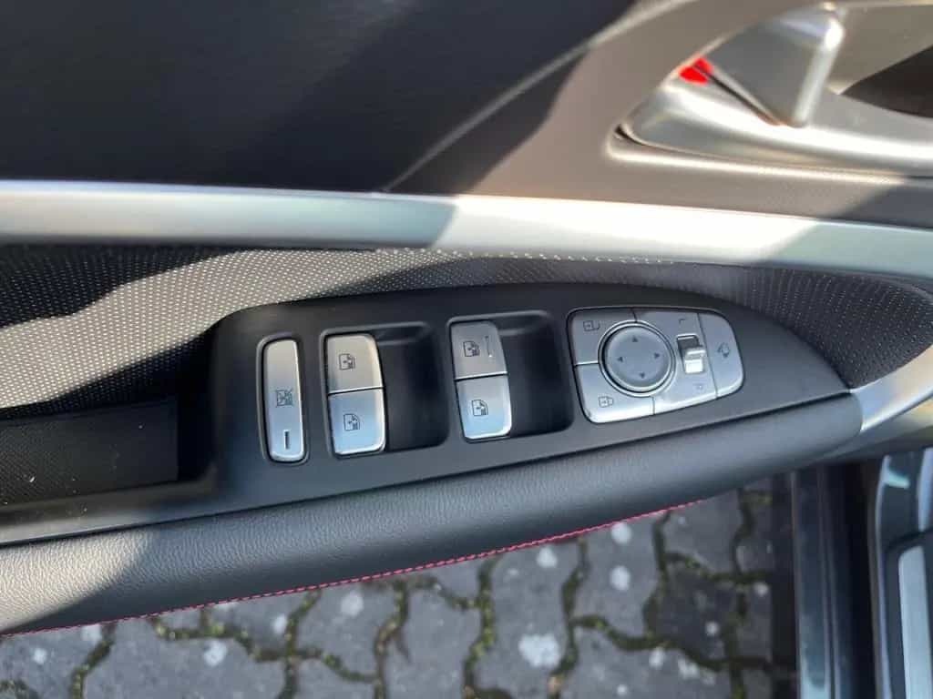 Genesis G70 2.0 T Plus Sport AWD HUD Sitzklima Kamera 08/2024-photo-13