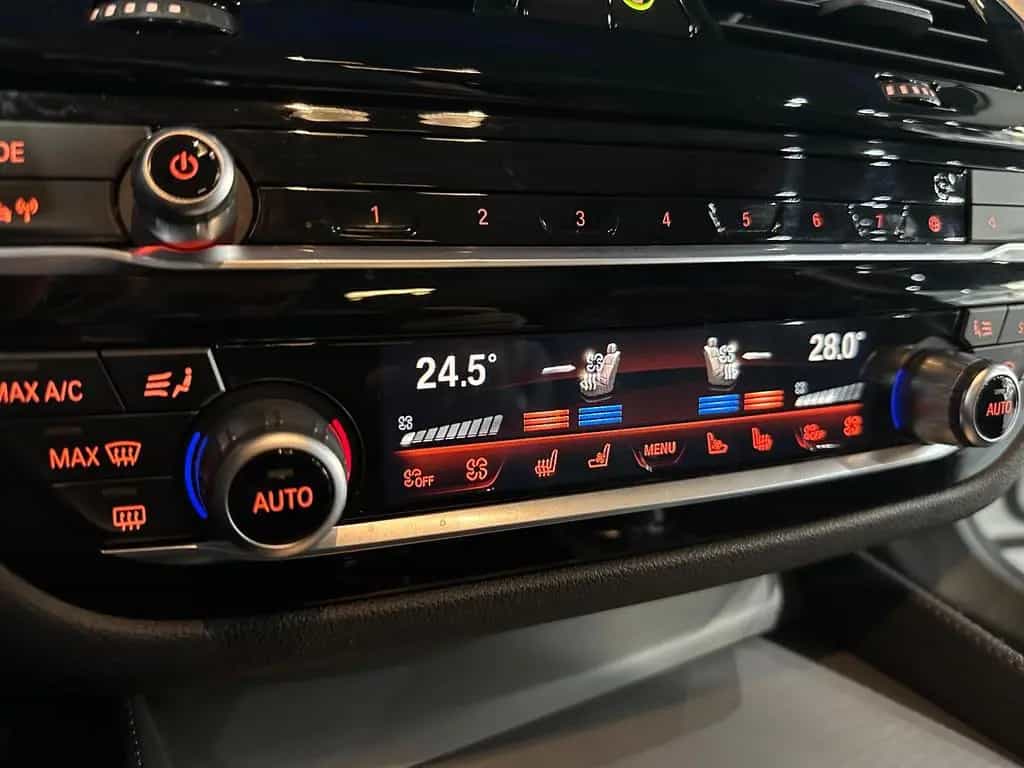 BMW 5 Series 520 d xDrive Luxury / Sitzklima /KAMERA / 1.HAND 11/2022-photo-21