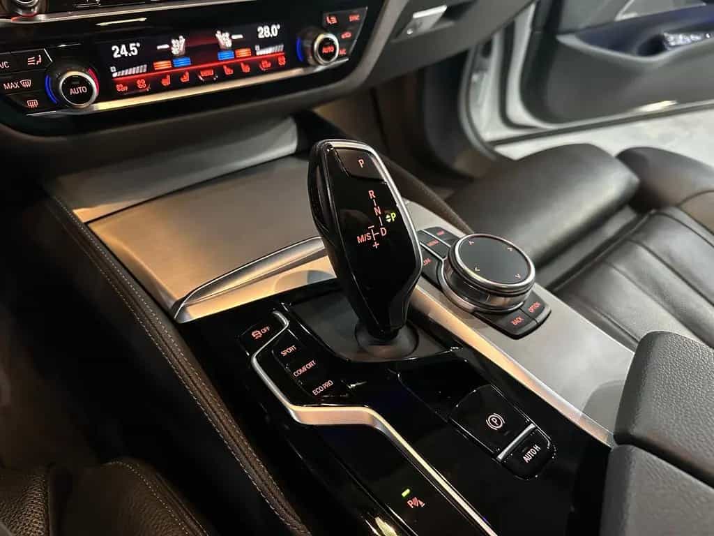 BMW 5 Series 520 d xDrive Luxury / Sitzklima /KAMERA / 1.HAND 11/2022-photo-27