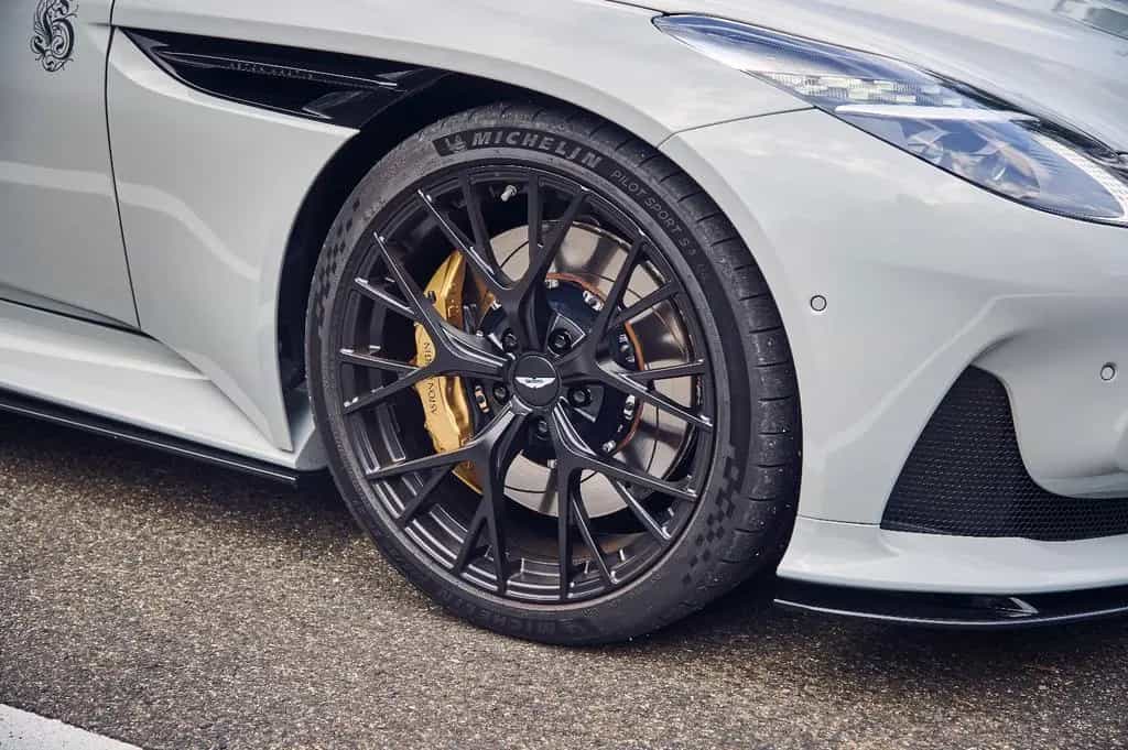 Aston Martin DB12 Volante / Apex Grey / Bowers & Wilkins 07/2024-photo-10