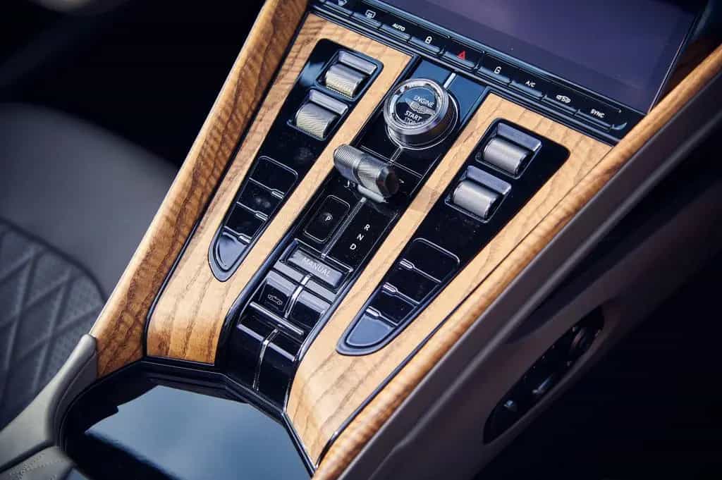 Aston Martin DB12 Volante / Apex Grey / Bowers & Wilkins 07/2024-photo-19