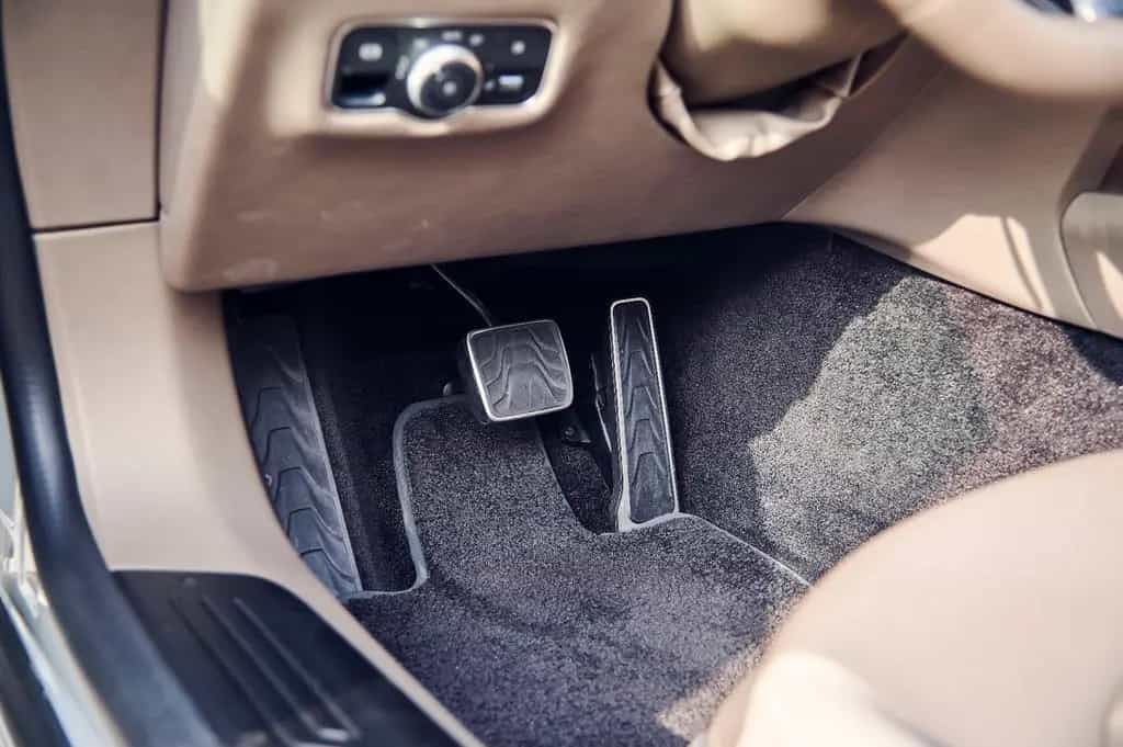 Aston Martin DB12 Volante / Apex Grey / Bowers & Wilkins 07/2024-photo-20