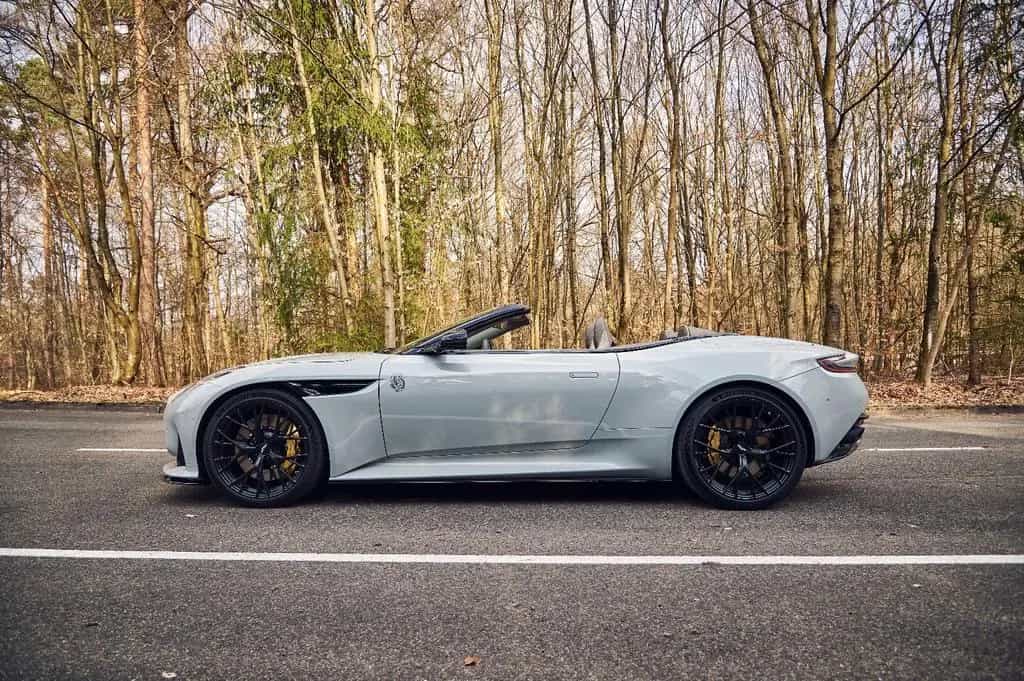 Aston Martin DB12 Volante / Apex Grey / Bowers & Wilkins 07/2024-photo-5