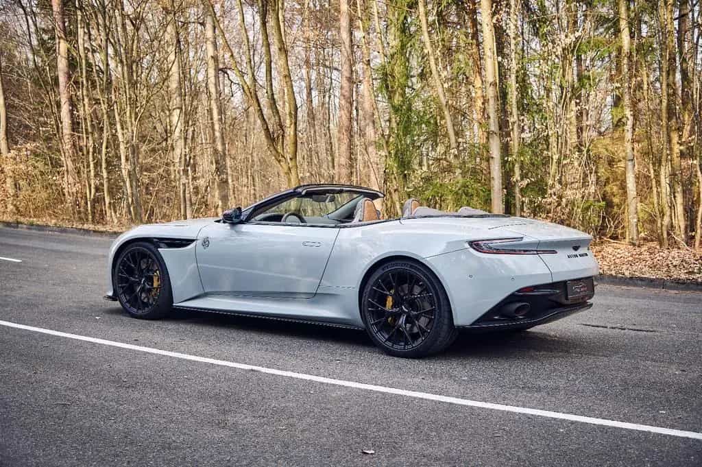 Aston Martin DB12 Volante / Apex Grey / Bowers & Wilkins 07/2024-photo-6