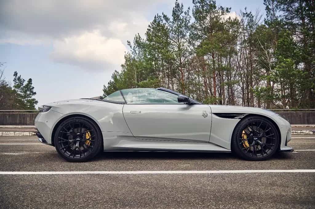 Aston Martin DB12 Volante / Apex Grey / Bowers & Wilkins 07/2024-photo-8