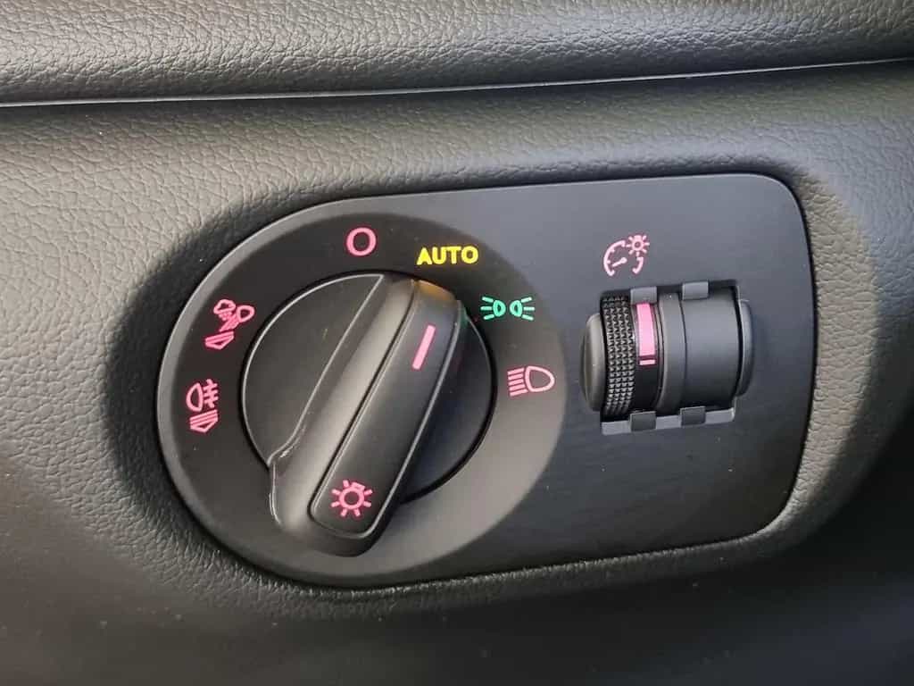 Audi Q3 2.0 TDi S tronic Bi-Xenon Navi Klima Leder 01/2018-photo-19