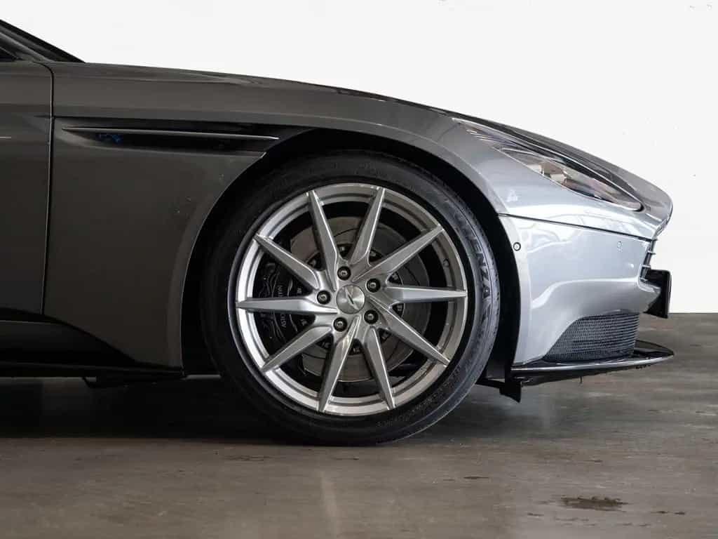 Aston Martin DB11 V8 Coupe Aston Martin Hamburg 07/2020-photo-3
