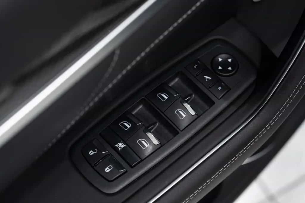 Maserati Levante *LUFTFEDERUNG*H&K*LED*21"LM*NAVI*1-HAN* 01/2024-photo-22