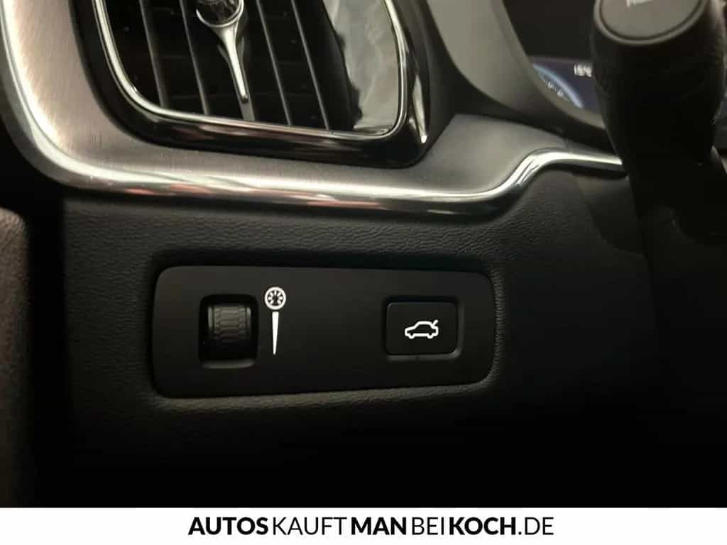 Volvo XC60 D4 AWD Momentum 360° ACC BLIS H/K Allrad 10/2018-photo-30