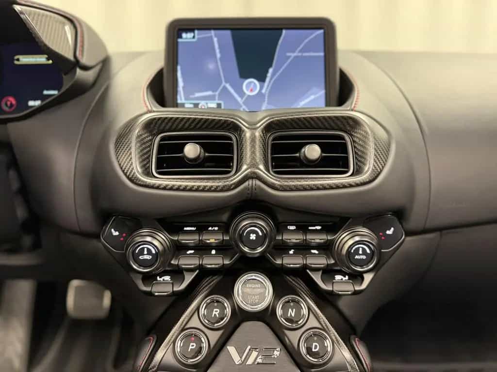 Aston Martin V12 Vantage Roadster / Lightweight Package / PPF 06/2023-photo-31