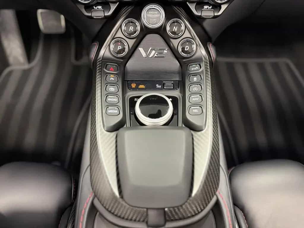 Aston Martin V12 Vantage Roadster / Lightweight Package / PPF 06/2023-photo-32