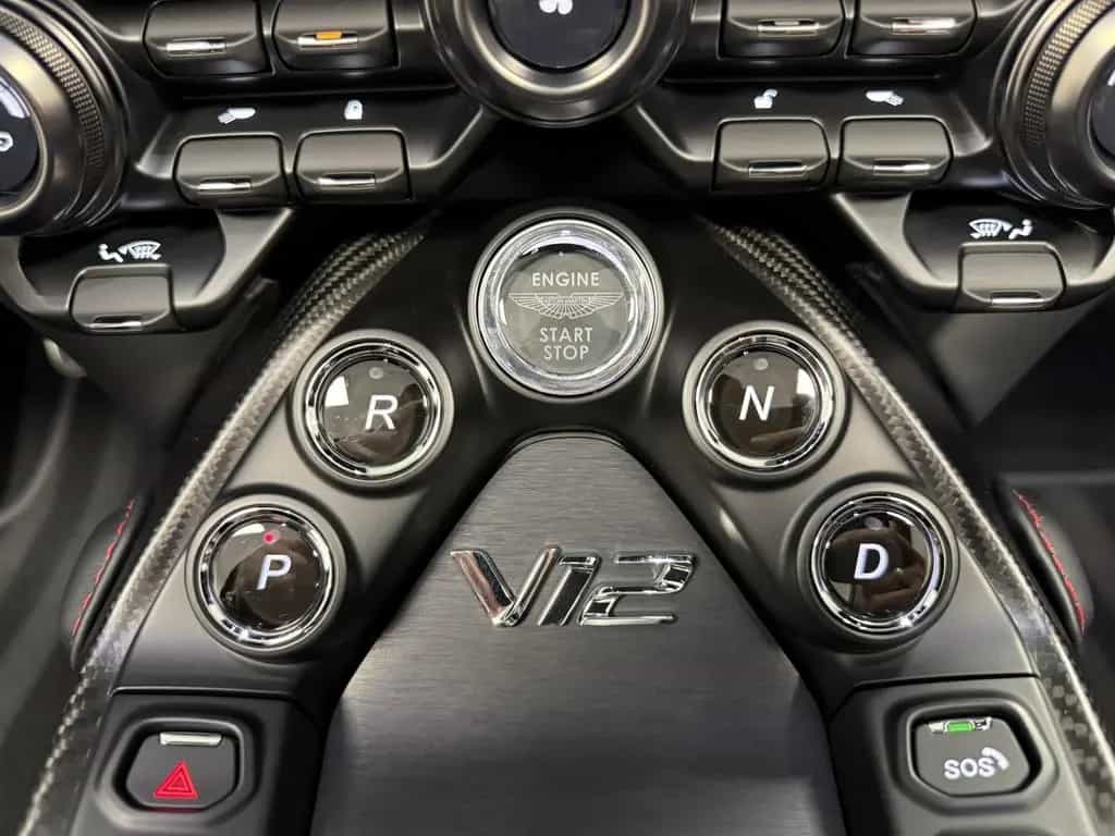 Aston Martin V12 Vantage Roadster / Lightweight Package / PPF 06/2023-photo-33