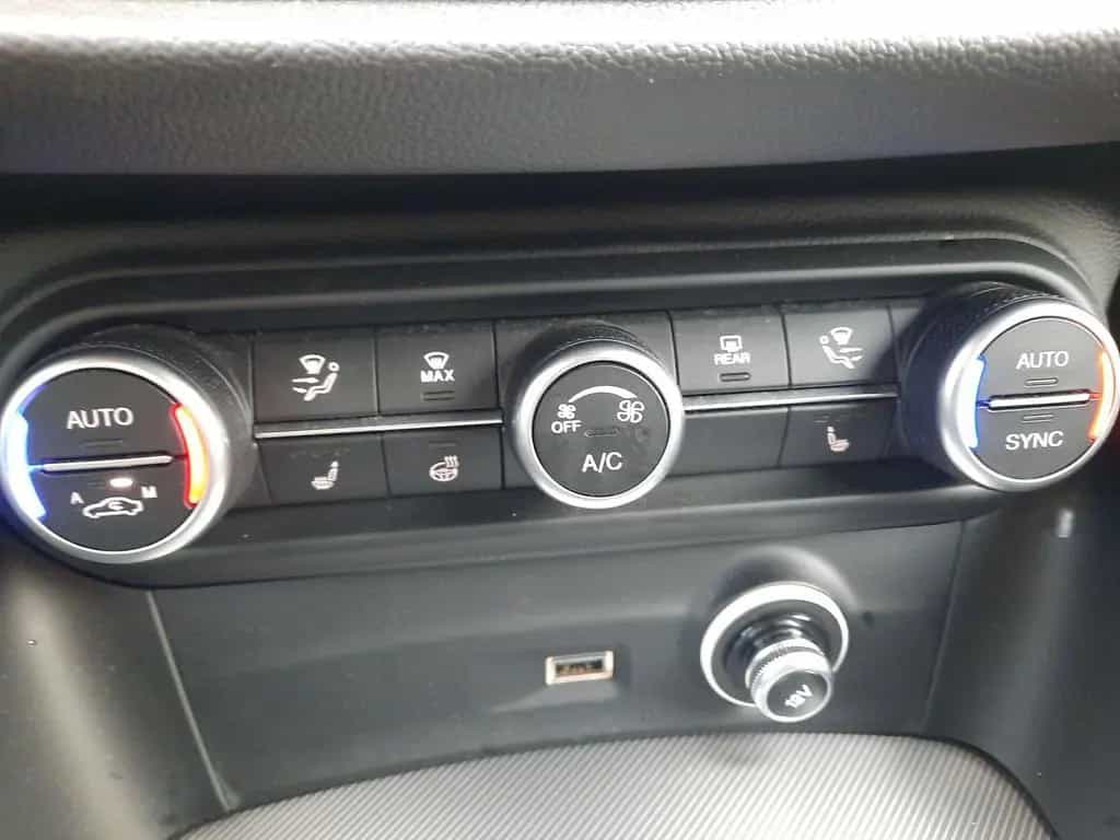 Alfa Romeo Stelvio 2.2 JTDM Veloce Q4 ACC Kamera LED Leder 06/2024-photo-23
