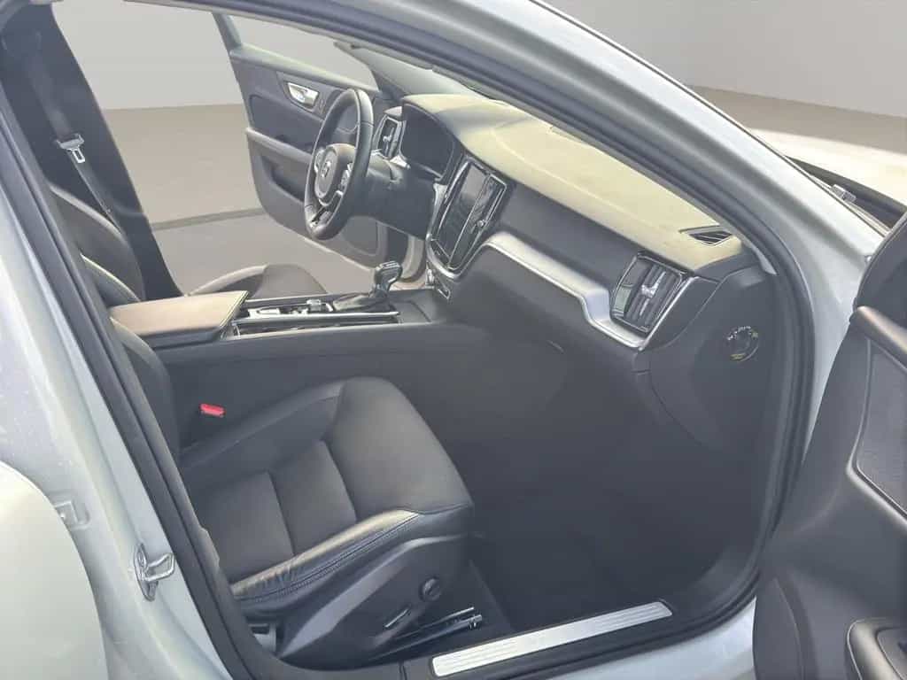 Volvo V60 Kombi Momentum 08/2019-photo-11