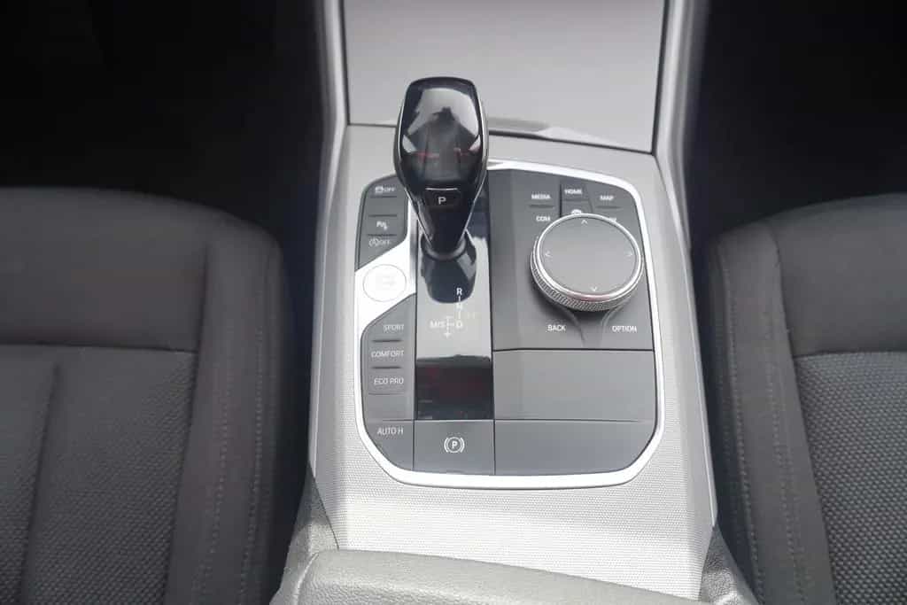 BMW 320 i Advantage LED Navi Digitales Cockpit PDC 06/2020-photo-12