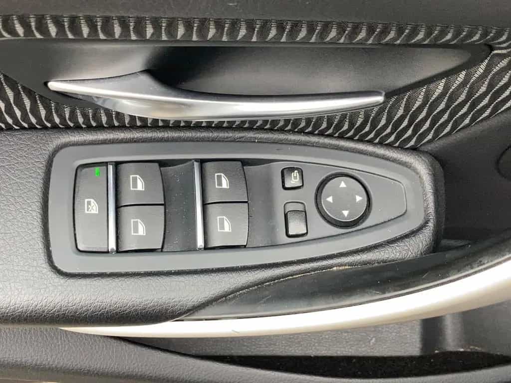 BMW 3 Series 01/2018-photo-18