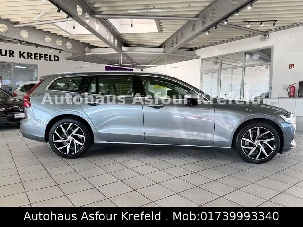 Volvo V60 T4 Geartronic Momentum Pro Navi*SHZ*RFK 06/2020-photo-2