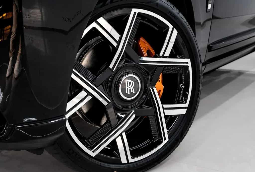 Rolls-Royce Cullinan Black Badge Production 26 4 Seats Feetr null-photo-12