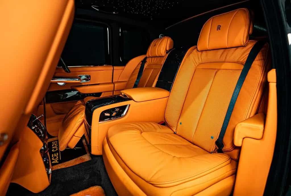 Rolls-Royce Cullinan Black Badge Production 26 4 Seats Feetr null-photo-4