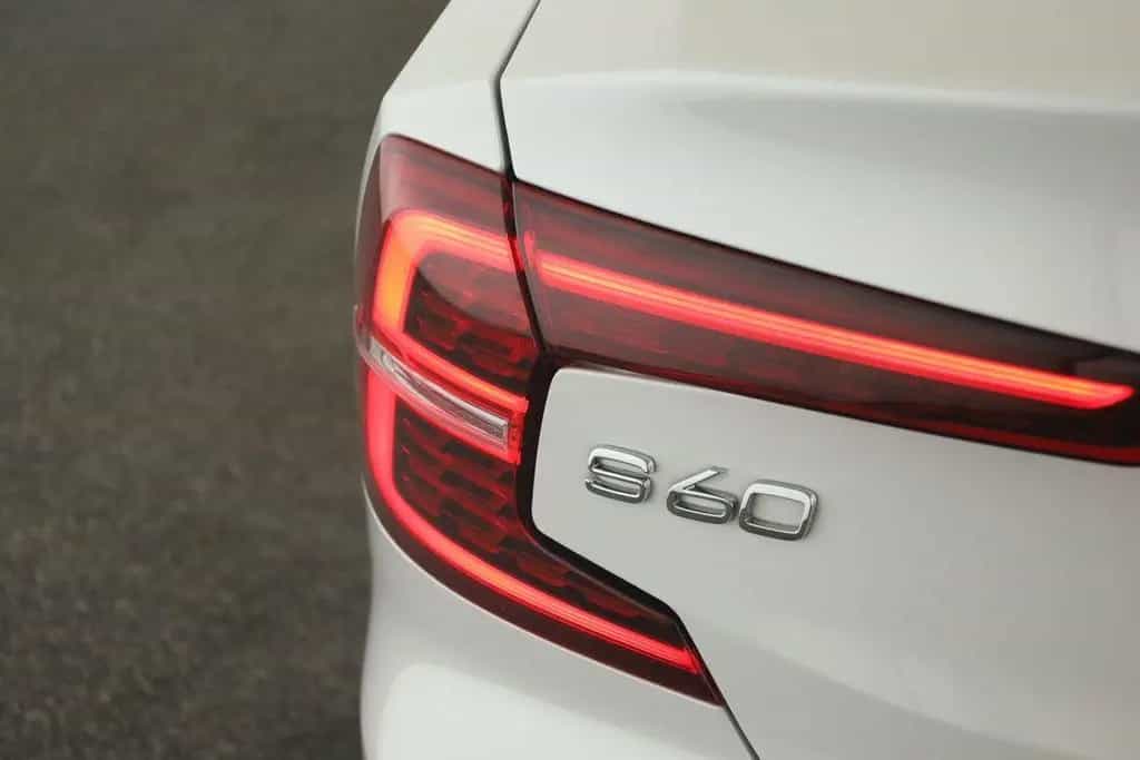 Volvo S60 B4 R-Design LED HarmanK Pilot KeyGo STHZ 360 01/2022-photo-9
