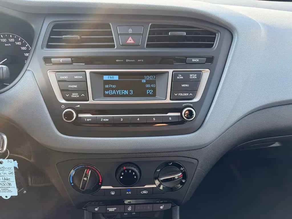 Hyundai i20 1.4 Trend Bluetooth Shz Tempomat USB Einpark 12/2017-photo-10