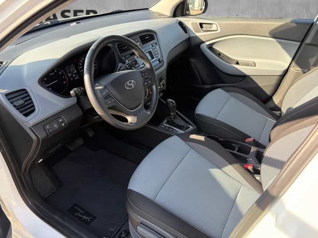 Hyundai i20 1.4 Trend Bluetooth Shz Tempomat USB Einpark 12/2017-photo-16