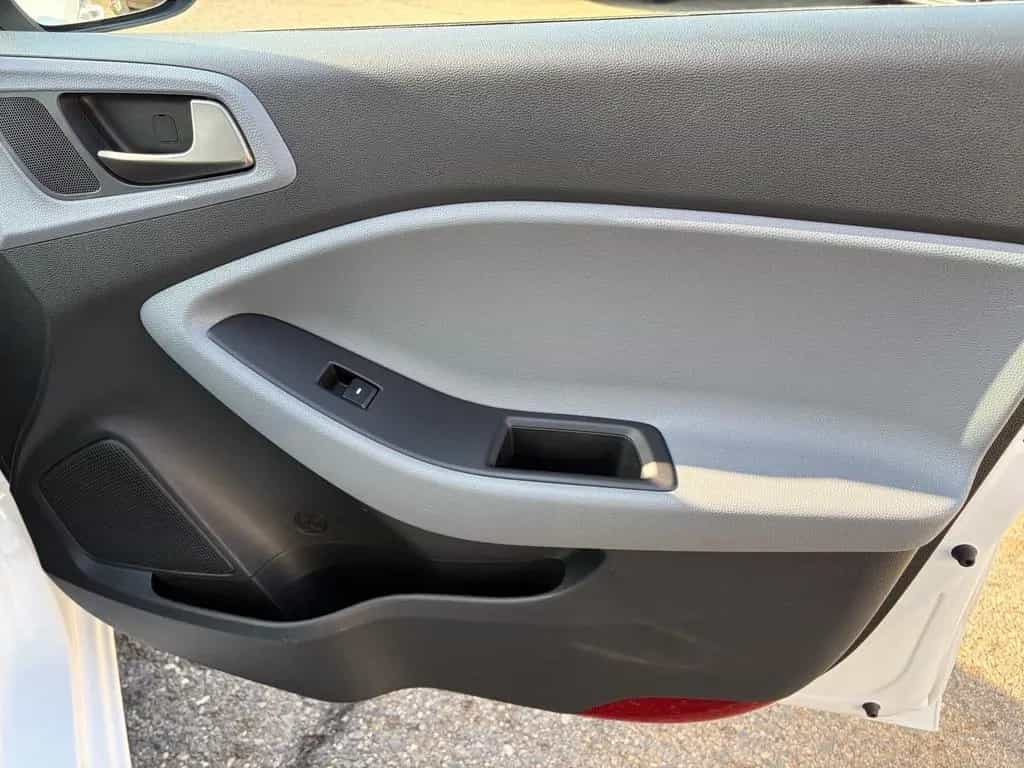 Hyundai i20 1.4 Trend Bluetooth Shz Tempomat USB Einpark 12/2017-photo-24