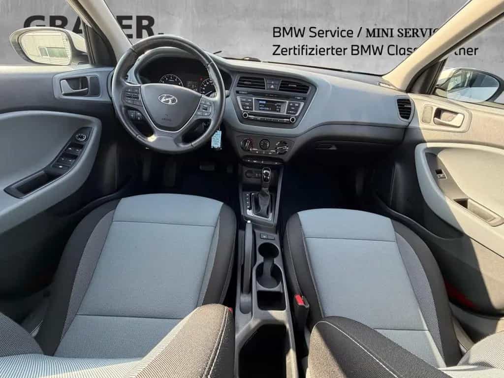 Hyundai i20 1.4 Trend Bluetooth Shz Tempomat USB Einpark 12/2017-photo-3