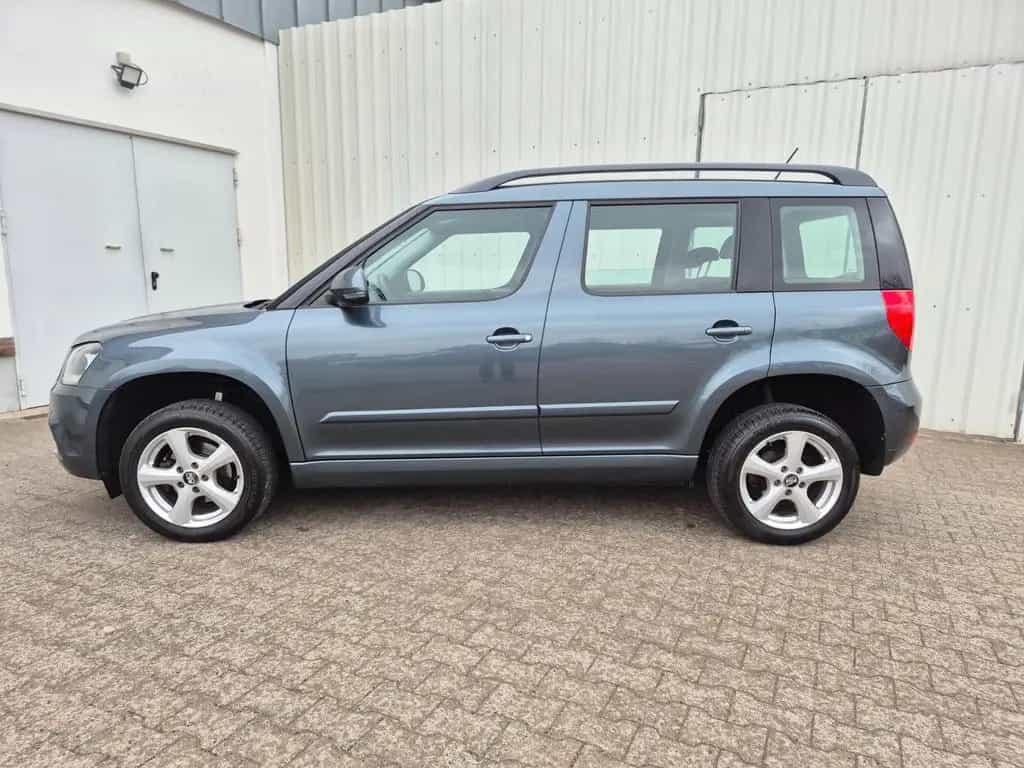 Skoda Yeti Active -- 1.HAND -- PDC -- SITZHEIZUNG -- 04/2015-photo-1