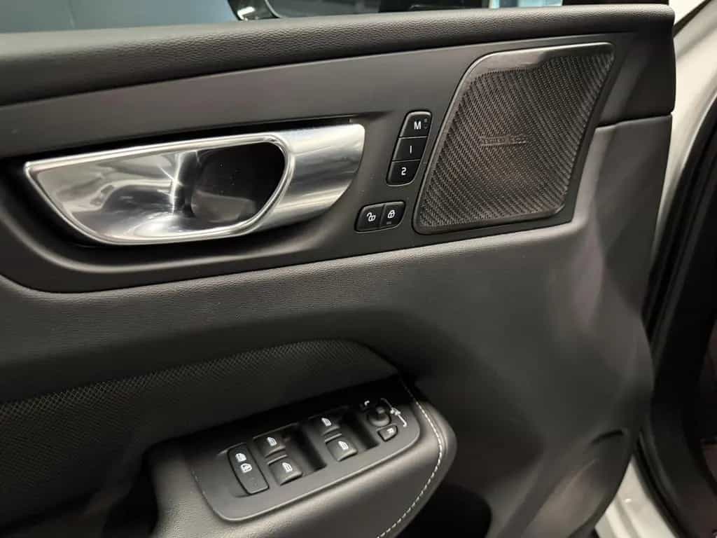 Volvo XC60 R-Design AWD *AHK*360*Standhzg*HIFI* 11/2021-photo-19