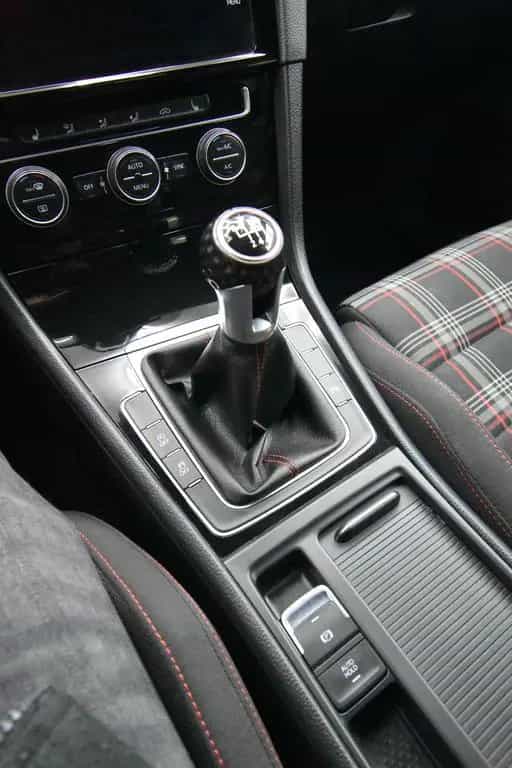 Volkswagen Golf VII Lim. GTI 275 PS LED Navi ACC DAB+ RFK 01/2018-photo-27