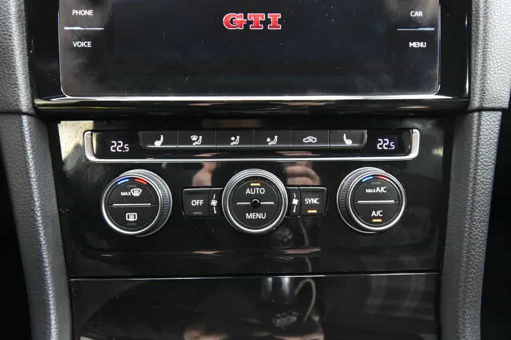 Volkswagen Golf VII Lim. GTI 275 PS LED Navi ACC DAB+ RFK 01/2018-photo-32