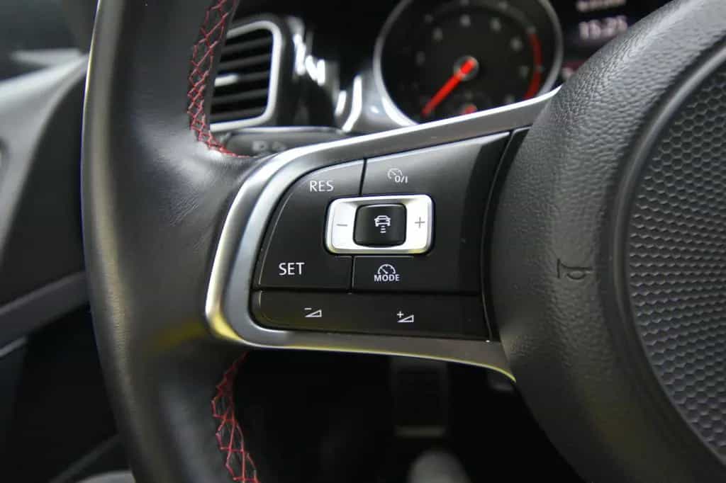 Volkswagen Golf VII Lim. GTI 275 PS LED Navi ACC DAB+ RFK 01/2018-photo-37