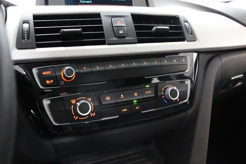 BMW 318 i Touring Autom. LED KLIMA EL.HECKKLAPPE PDC+ 12/2018-photo-18