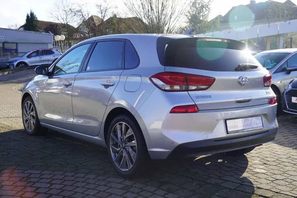 Hyundai i30 1.4 T-GDI Aut. Passion + LED Navi Pano AHK 06/2019-photo-4
