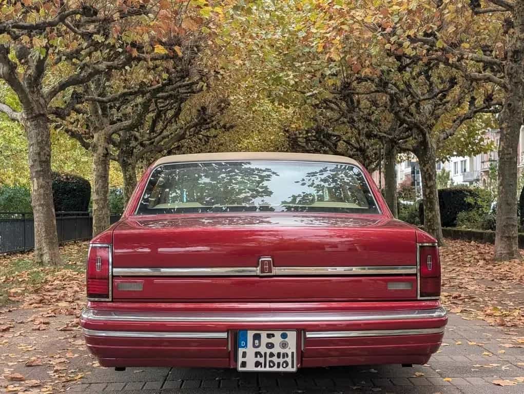 Lincoln Town Car Signature Series 07/1991-photo-9